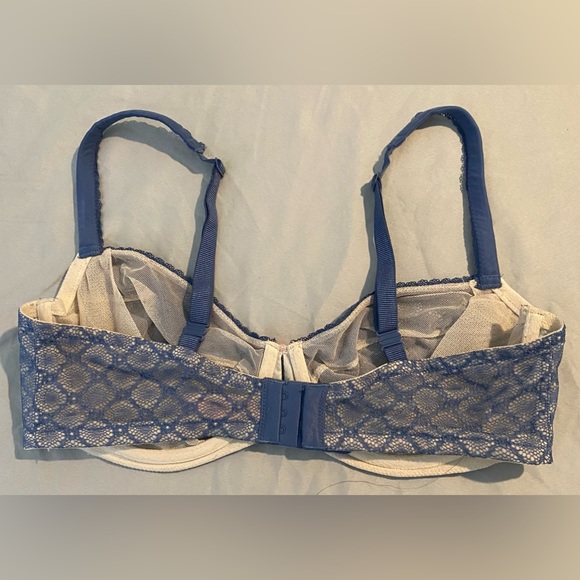 Victoria’s Secret Lace Demi Bra w/fully adjustable straps Size 36DD Color Violet - Picture 2 of 4